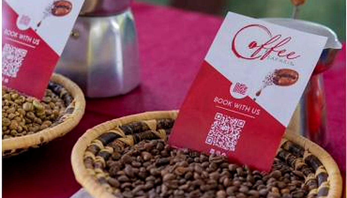 Roasted and green coffee beans in woven baskets, ready for comparison.